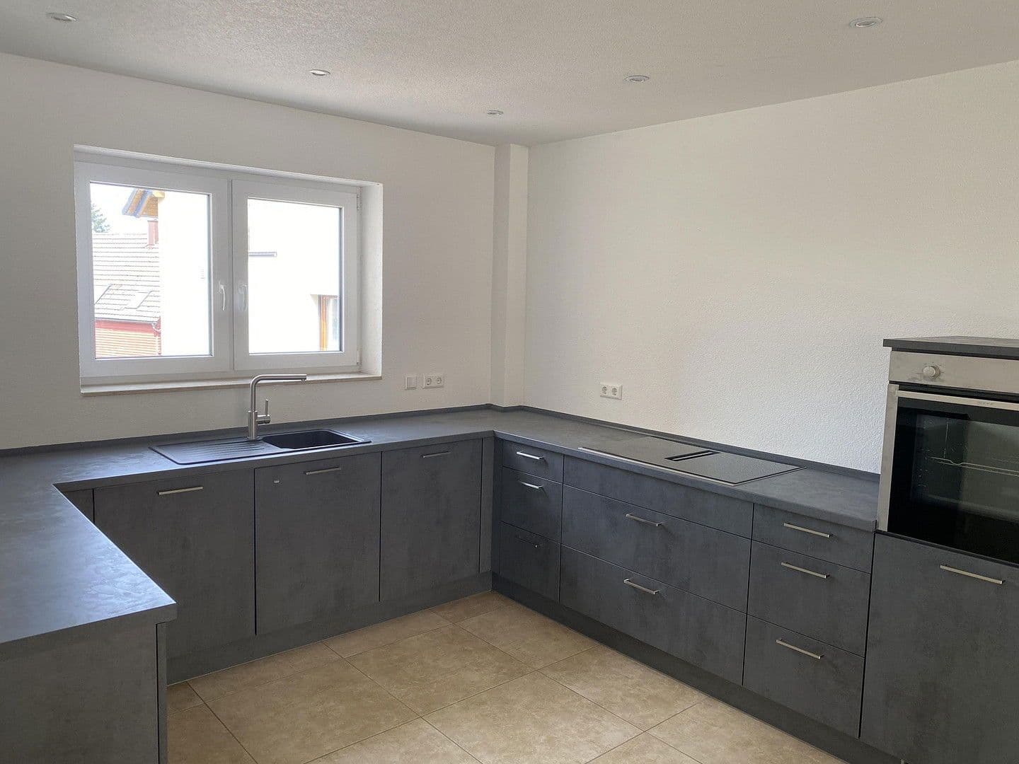 Prenájom bytu 4-izbový 130 m², Oberderdingen, Bádensko-Wurttembersko Prenájom bytu 4-izbový 130 m², Oberderdingen, Bádensko-Wurttembersko