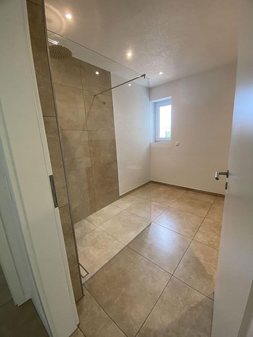 Prenájom bytu 4-izbový 130 m², Oberderdingen, Bádensko-Wurttembersko Prenájom bytu 4-izbový 130 m², Oberderdingen, Bádensko-Wurttembersko