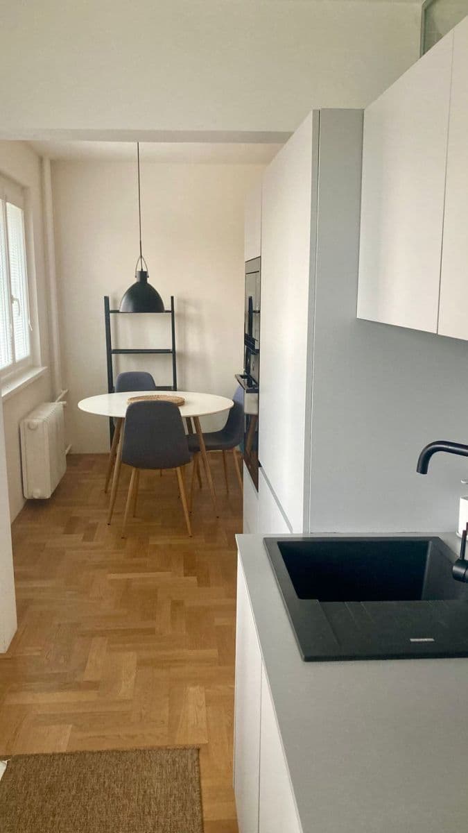 Prenájom bytu 2-izbový 52 m², Chotutická, Praha, Praha Prenájom bytu 2-izbový 52 m², Chotutická, Praha, Praha