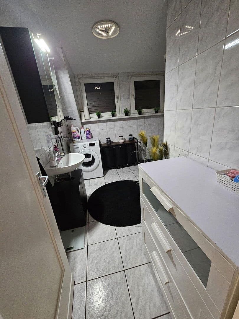 Prenájom bytu 3-izbový 90 m², Ebertstr. 93, Oberhausen, Severné Porýnie - Westfálsko Prenájom bytu 3-izbový 90 m², Ebertstr. 93, Oberhausen, Severné Porýnie - Westfálsko