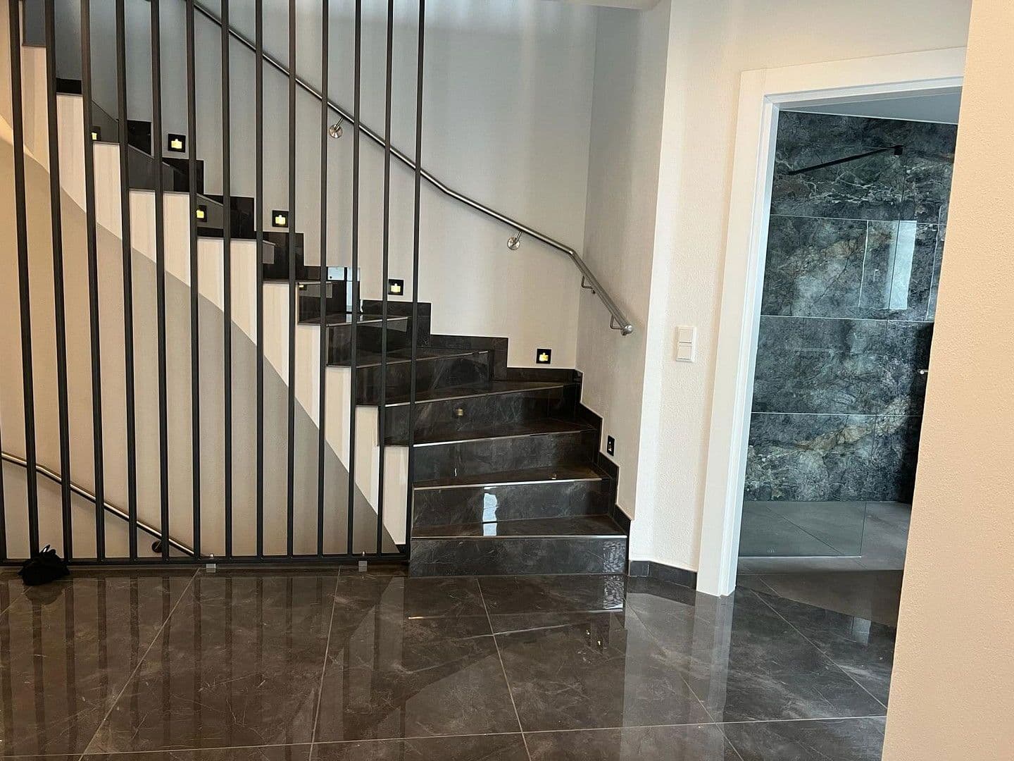 Prenájom domu 200 m², pozemek 150 m², Auf der Weingartsweide 20 A, Neuberg, Hesensko Prenájom domu 200 m², pozemek 150 m², Auf der Weingartsweide 20 A, Neuberg, Hesensko