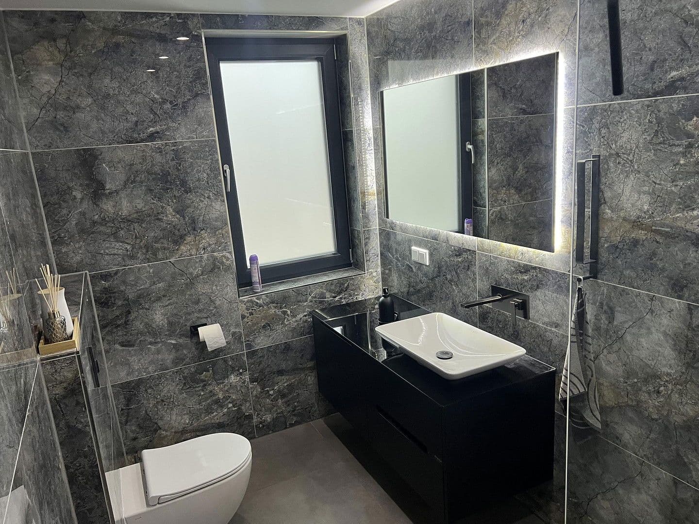 Prenájom domu 200 m², pozemek 150 m², Auf der Weingartsweide 20 A, Neuberg, Hesensko Prenájom domu 200 m², pozemek 150 m², Auf der Weingartsweide 20 A, Neuberg, Hesensko