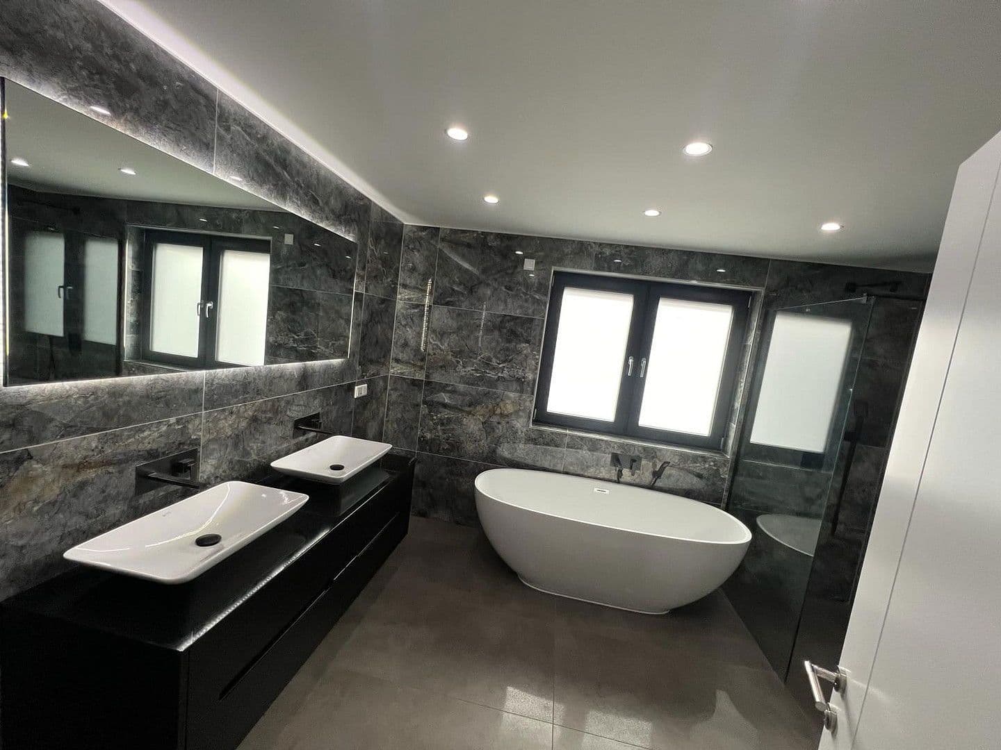 Prenájom domu 200 m², pozemek 150 m², Auf der Weingartsweide 20 A, Neuberg, Hesensko Prenájom domu 200 m², pozemek 150 m², Auf der Weingartsweide 20 A, Neuberg, Hesensko