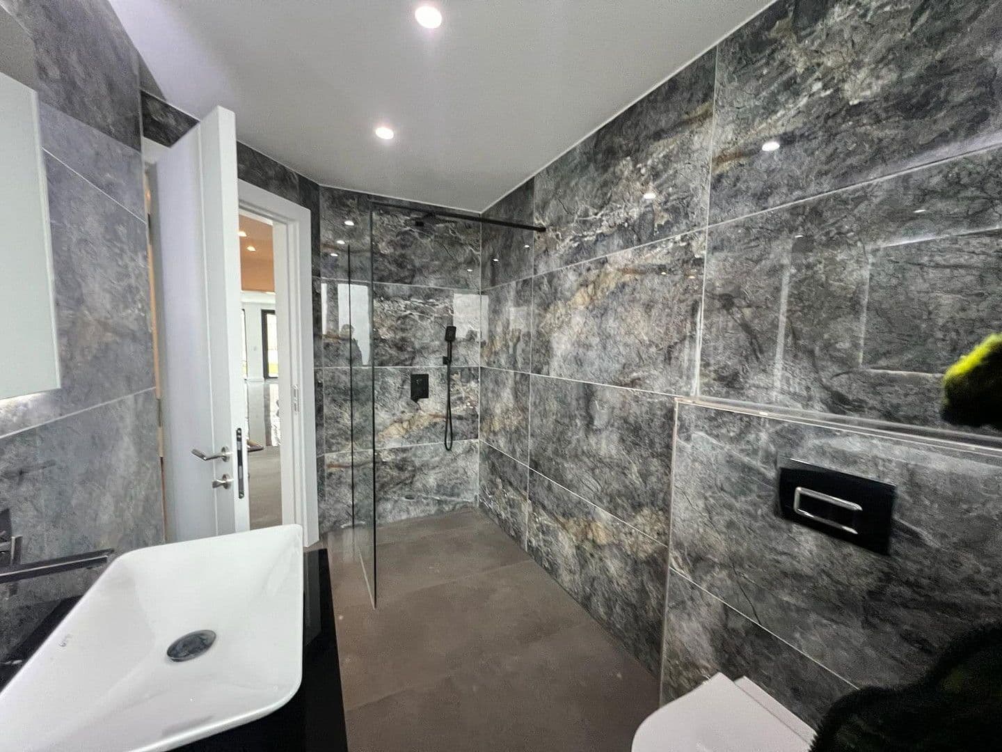 Prenájom domu 200 m², pozemek 150 m², Auf der Weingartsweide 20 A, Neuberg, Hesensko Prenájom domu 200 m², pozemek 150 m², Auf der Weingartsweide 20 A, Neuberg, Hesensko