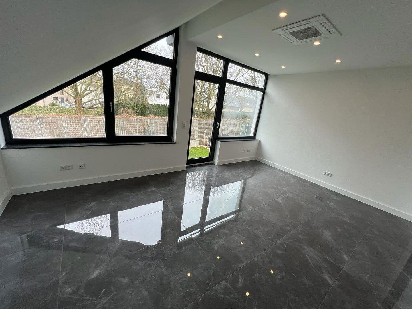 Prenájom domu 200 m², pozemek 150 m², Auf der Weingartsweide 20 A, Neuberg, Hesensko Prenájom domu 200 m², pozemek 150 m², Auf der Weingartsweide 20 A, Neuberg, Hesensko