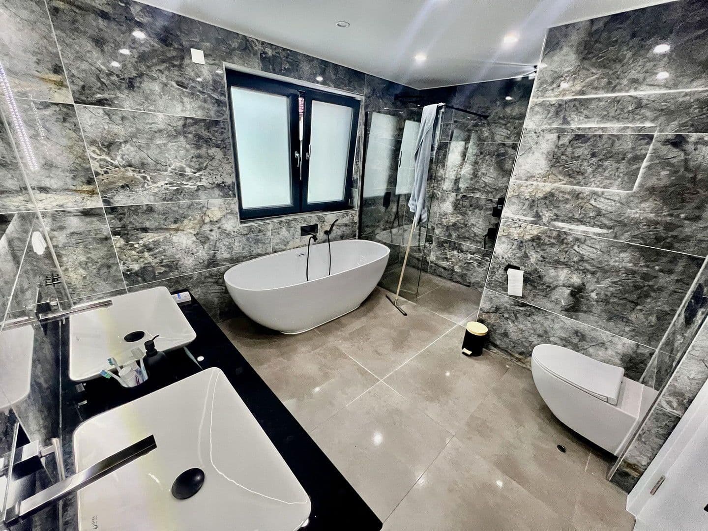 Prenájom domu 200 m², pozemek 150 m², Auf der Weingartsweide 20 A, Neuberg, Hesensko Prenájom domu 200 m², pozemek 150 m², Auf der Weingartsweide 20 A, Neuberg, Hesensko