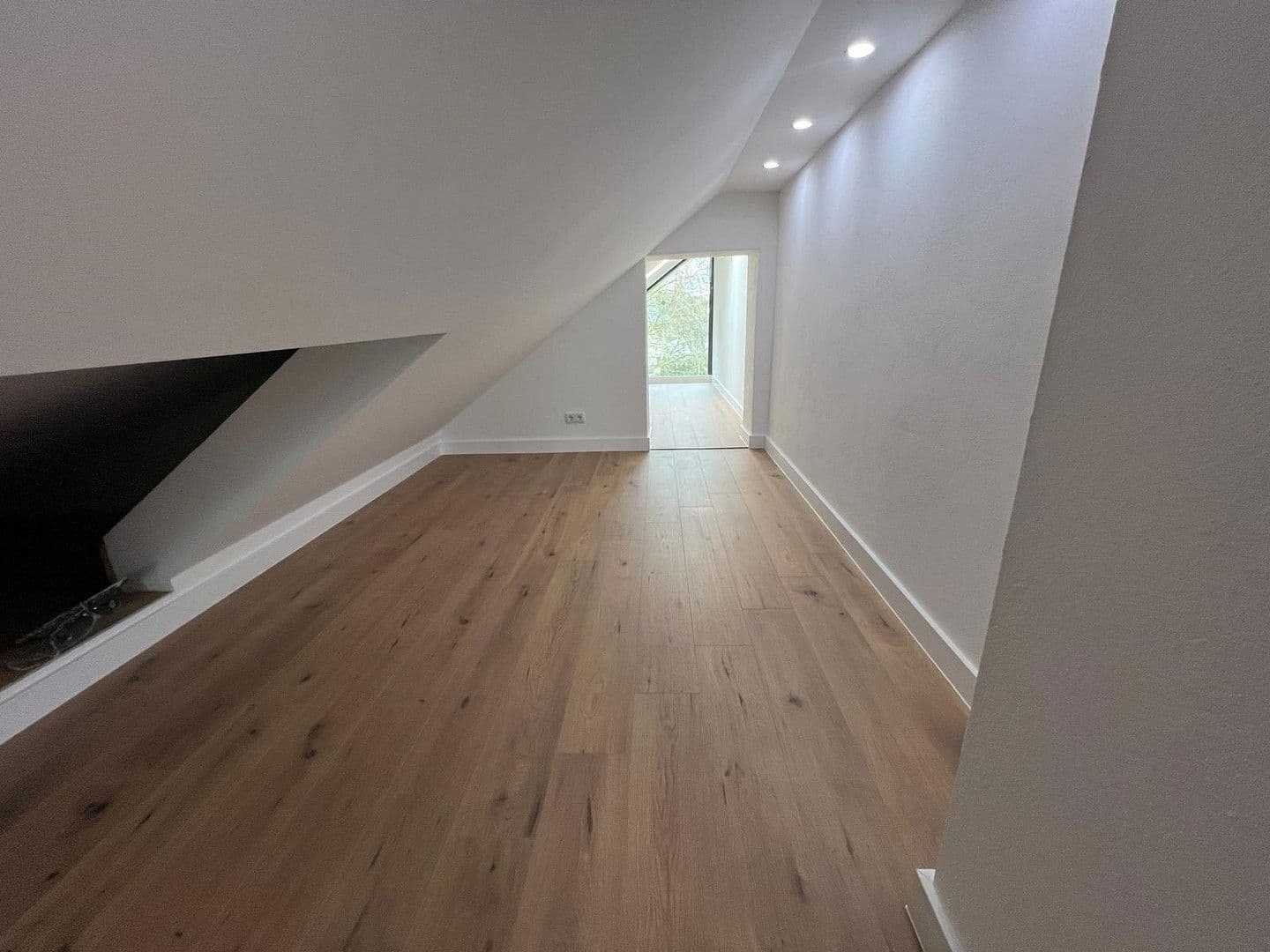 Prenájom domu 200 m², pozemek 150 m², Auf der Weingartsweide 20 A, Neuberg, Hesensko Prenájom domu 200 m², pozemek 150 m², Auf der Weingartsweide 20 A, Neuberg, Hesensko