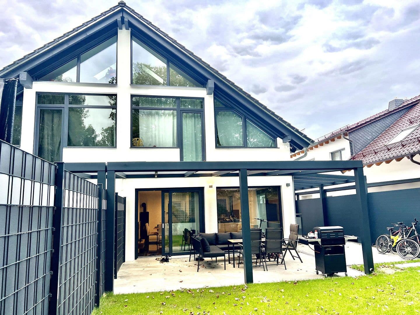 Prenájom domu 200 m², pozemek 150 m², Auf der Weingartsweide 20 A, Neuberg, Hesensko Prenájom domu 200 m², pozemek 150 m², Auf der Weingartsweide 20 A, Neuberg, Hesensko