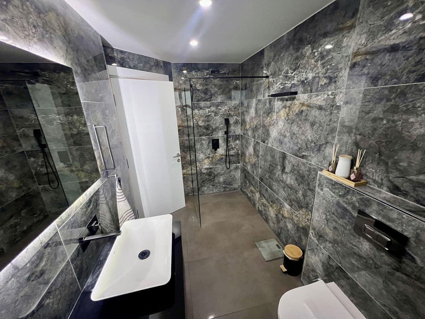 Prenájom domu 200 m², pozemek 150 m², Auf der Weingartsweide 20 A, Neuberg, Hesensko Prenájom domu 200 m², pozemek 150 m², Auf der Weingartsweide 20 A, Neuberg, Hesensko