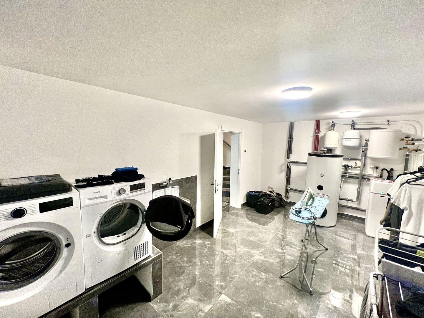 Prenájom domu 200 m², pozemek 150 m², Auf der Weingartsweide 20 A, Neuberg, Hesensko Prenájom domu 200 m², pozemek 150 m², Auf der Weingartsweide 20 A, Neuberg, Hesensko