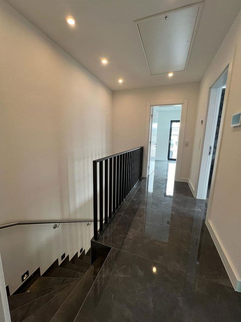 Prenájom domu 200 m², pozemek 150 m², Auf der Weingartsweide 20 A, Neuberg, Hesensko Prenájom domu 200 m², pozemek 150 m², Auf der Weingartsweide 20 A, Neuberg, Hesensko