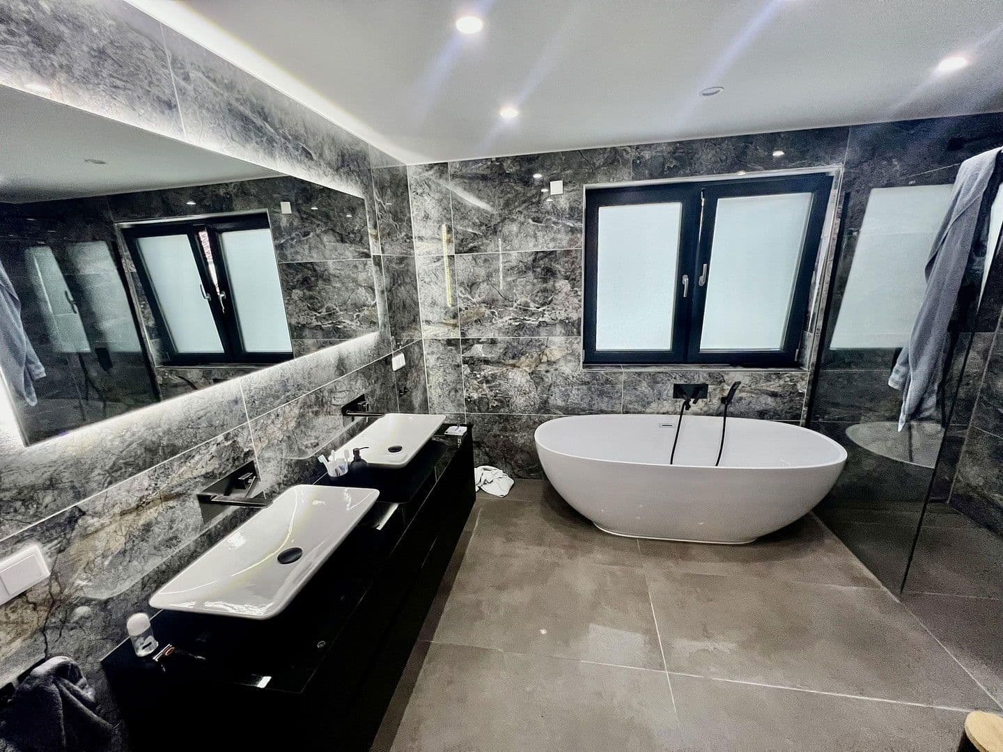 Prenájom domu 200 m², pozemek 150 m², Auf der Weingartsweide 20 A, Neuberg, Hesensko Prenájom domu 200 m², pozemek 150 m², Auf der Weingartsweide 20 A, Neuberg, Hesensko