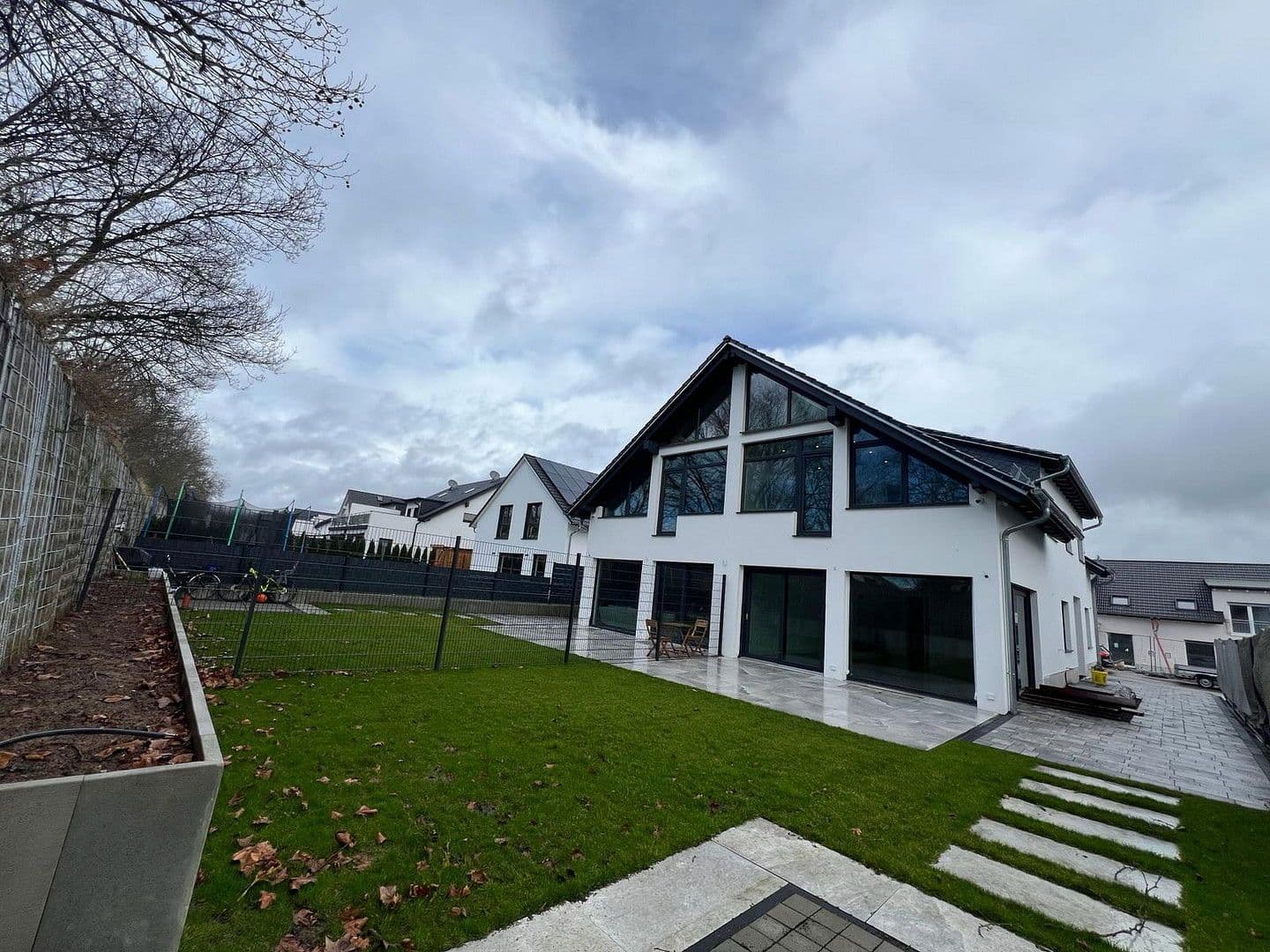 Prenájom domu 200 m², pozemek 150 m², Auf der Weingartsweide 20 A, Neuberg, Hesensko Prenájom domu 200 m², pozemek 150 m², Auf der Weingartsweide 20 A, Neuberg, Hesensko