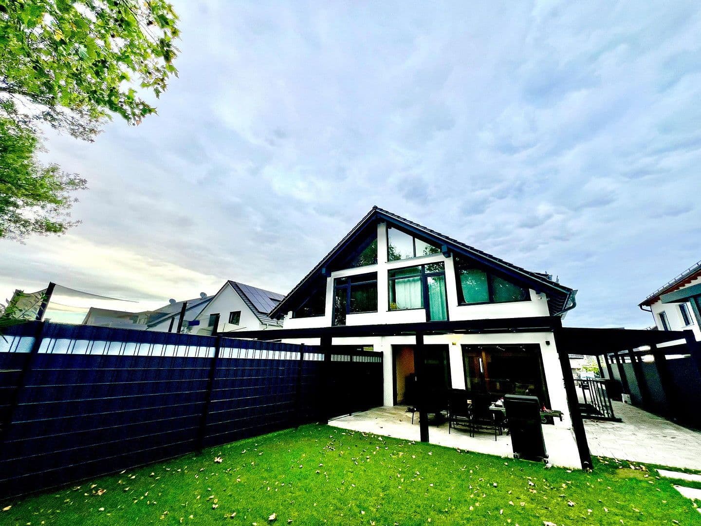 Prenájom domu 200 m², pozemek 150 m², Auf der Weingartsweide 20 A, Neuberg, Hesensko Prenájom domu 200 m², pozemek 150 m², Auf der Weingartsweide 20 A, Neuberg, Hesensko