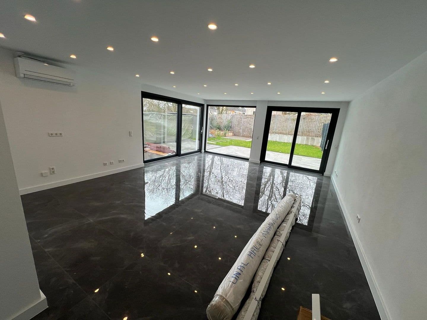 Prenájom domu 200 m², pozemek 150 m², Auf der Weingartsweide 20 A, Neuberg, Hesensko Prenájom domu 200 m², pozemek 150 m², Auf der Weingartsweide 20 A, Neuberg, Hesensko