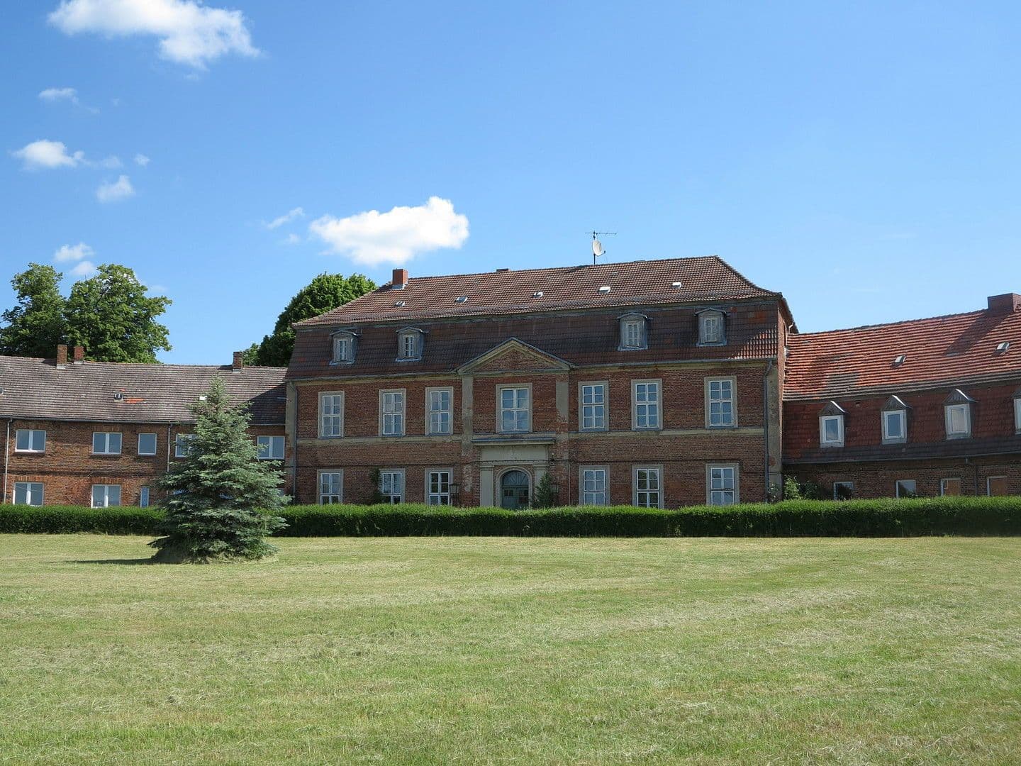 Predaj domu 3.600 m², pozemek 8.126 m², Zettemin, Meklenbursko-Predpomoransko Predaj domu 3.600 m², pozemek 8.126 m², Zettemin, Meklenbursko-Predpomoransko