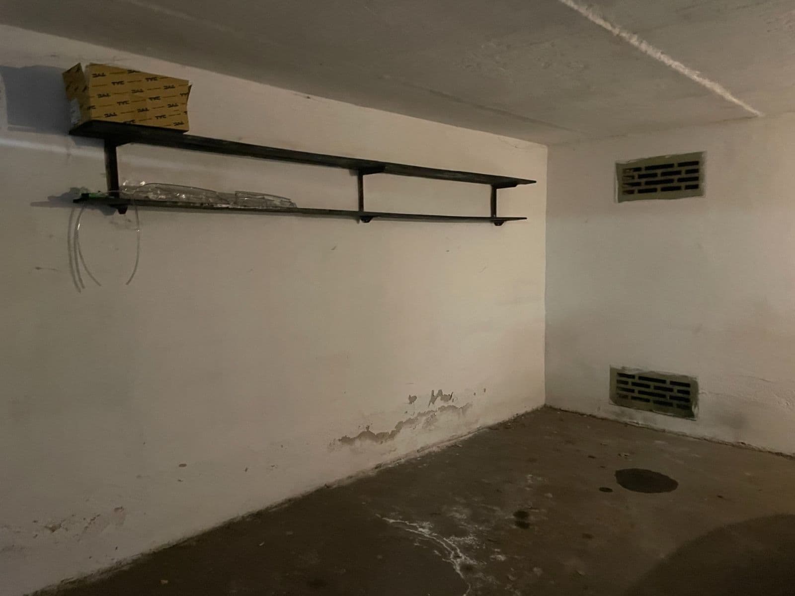 Prenájom garáže 18 m², Pardubice, Pardubický kraj Prenájom garáže 18 m², Pardubice, Pardubický kraj