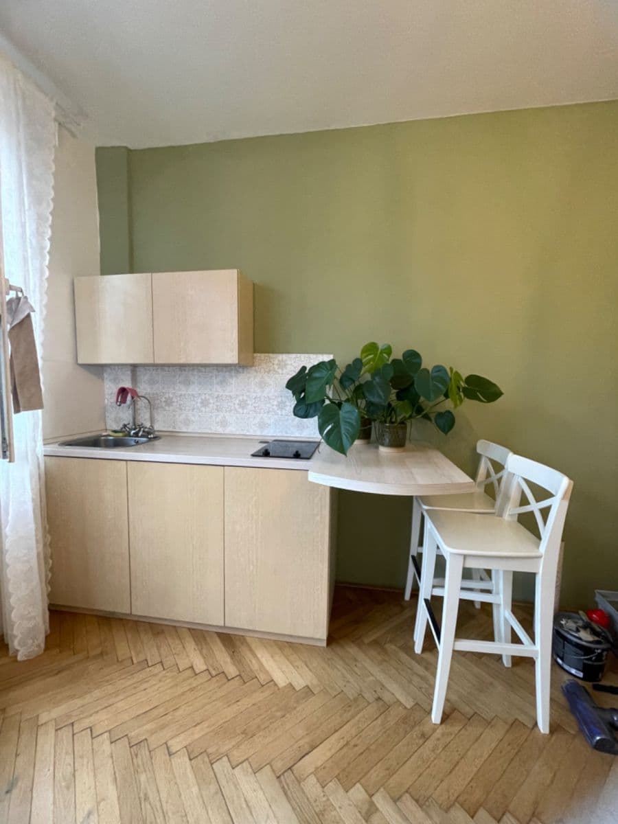 Prenájom bytu 1-izbový 26 m², Komunardů, Praha, Praha Prenájom bytu 1-izbový 26 m², Komunardů, Praha, Praha