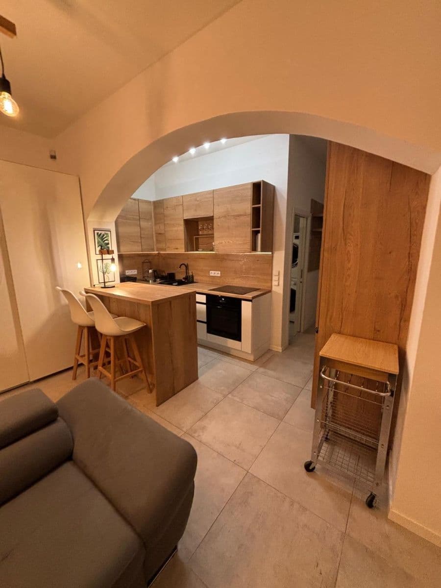 Prenájom bytu 1-izbový 34 m², Konšelská, Praha, Praha Prenájom bytu 1-izbový 34 m², Konšelská, Praha, Praha