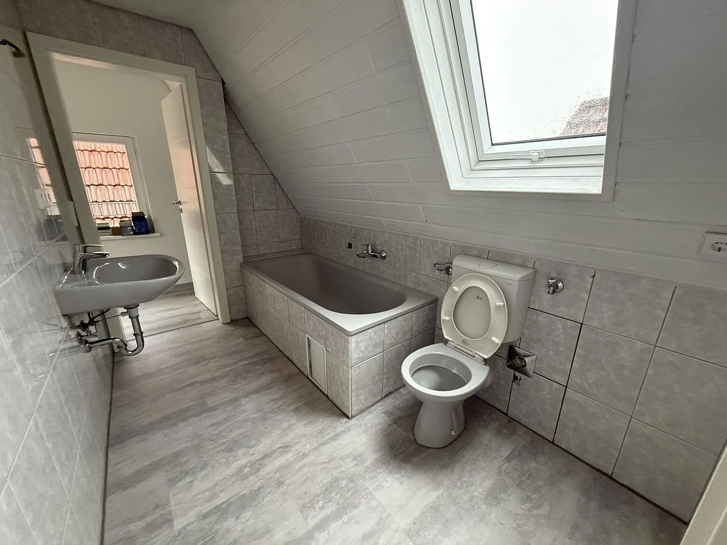 Prenájom bytu 3-izbový 52 m², Schloßstraße 40, Gundelsheim, Bádensko-Wurttembersko Prenájom bytu 3-izbový 52 m², Schloßstraße 40, Gundelsheim, Bádensko-Wurttembersko