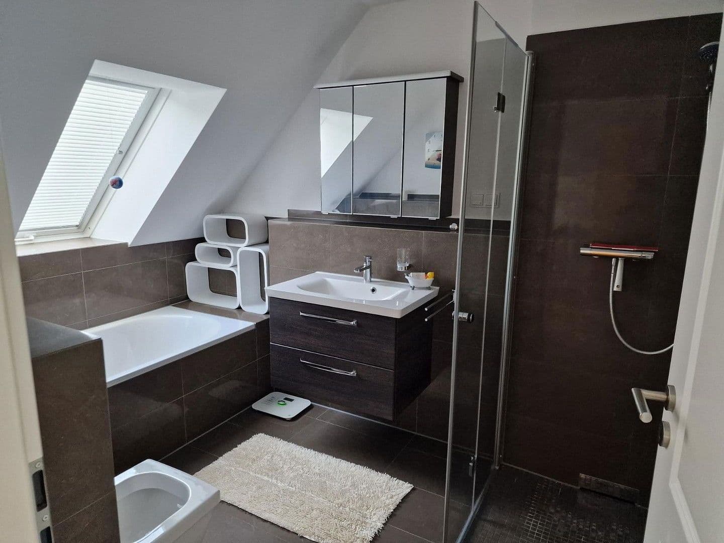 Prenájom bytu 4-izbový 115 m², Ratingen, Severné Porýnie - Westfálsko Prenájom bytu 4-izbový 115 m², Ratingen, Severné Porýnie - Westfálsko