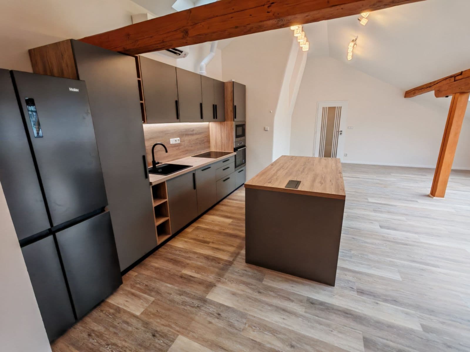 Prenájom bytu 3-izbový 126 m², Navrátilova, Praha, Praha Prenájom bytu 3-izbový 126 m², Navrátilova, Praha, Praha