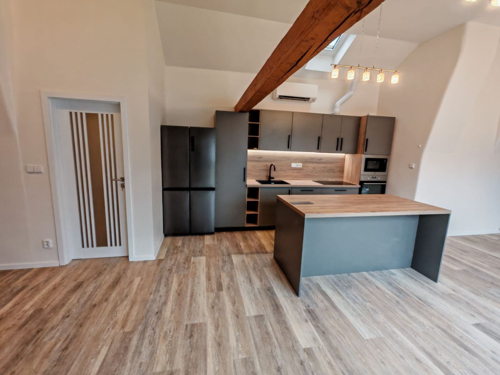 Prenájom bytu 3-izbový 126 m², Navrátilova, Praha, Praha Prenájom bytu 3-izbový 126 m², Navrátilova, Praha, Praha