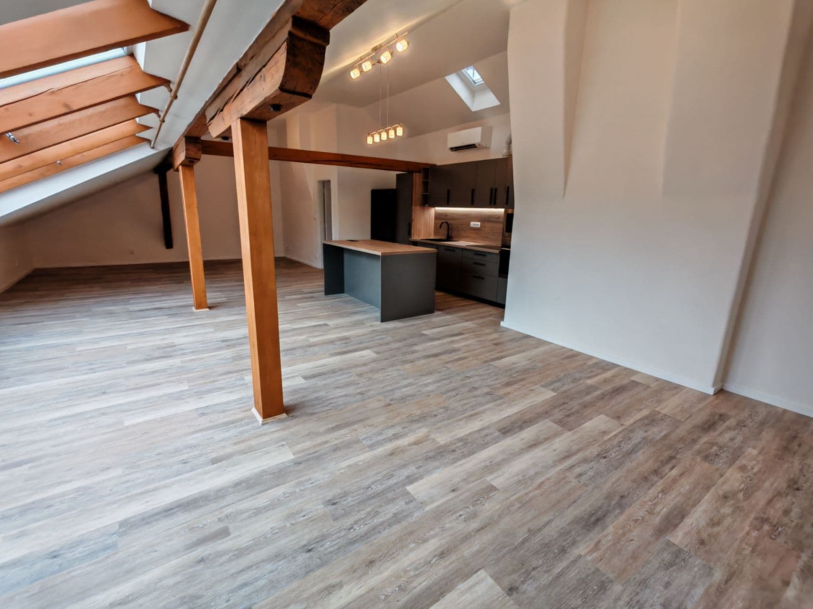 Prenájom bytu 3-izbový 126 m², Navrátilova, Praha, Praha Prenájom bytu 3-izbový 126 m², Navrátilova, Praha, Praha