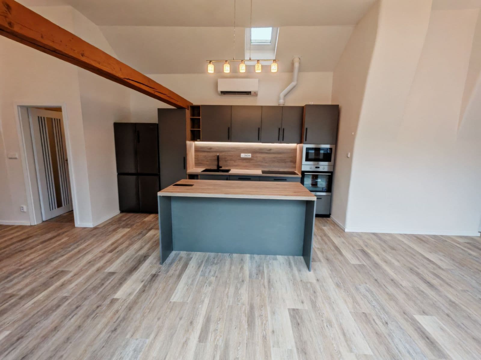 Prenájom bytu 3-izbový 126 m², Navrátilova, Praha, Praha Prenájom bytu 3-izbový 126 m², Navrátilova, Praha, Praha