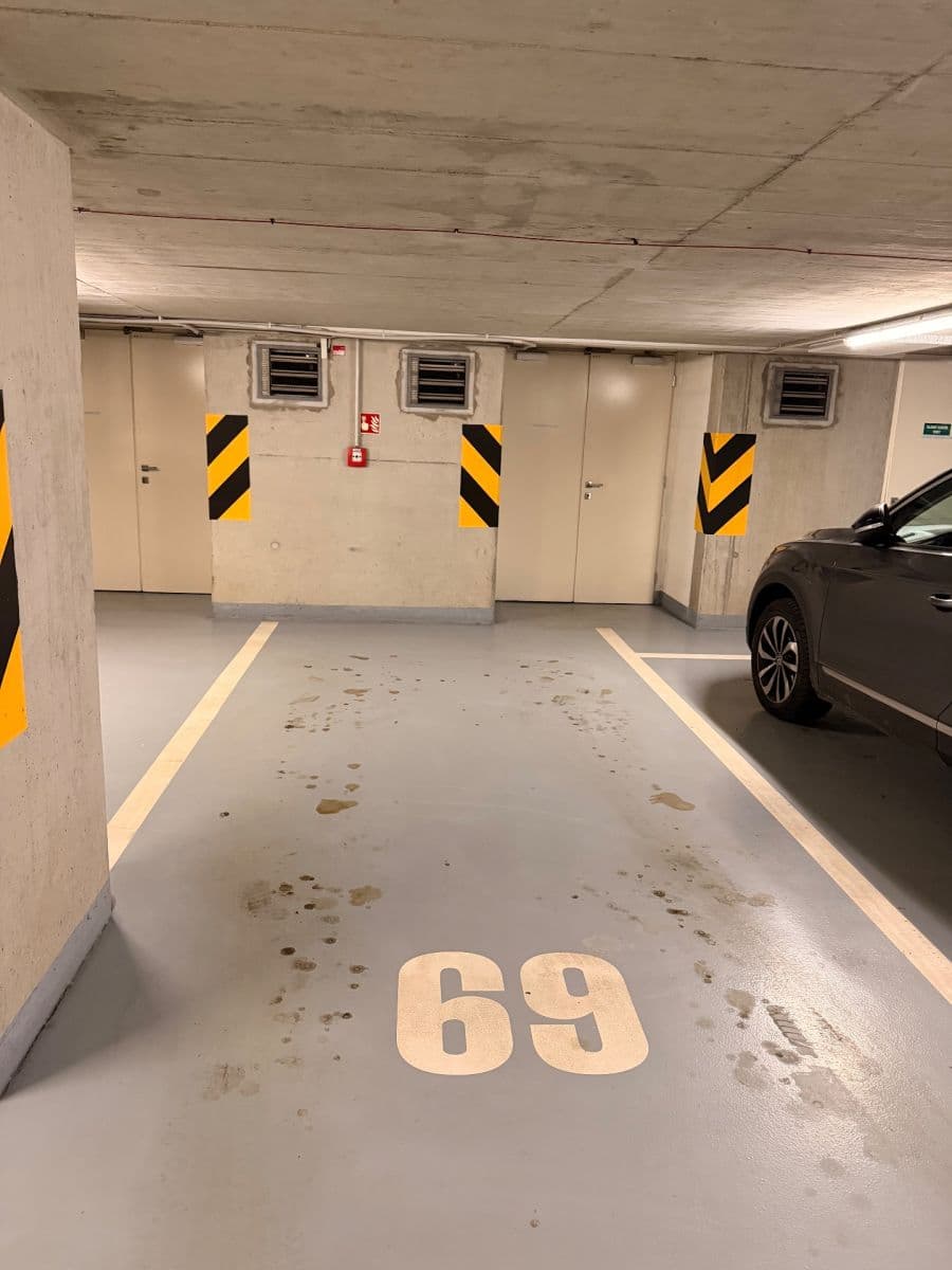 Prenájom garáže 16 m², Praha, Praha Prenájom garáže 16 m², Praha, Praha