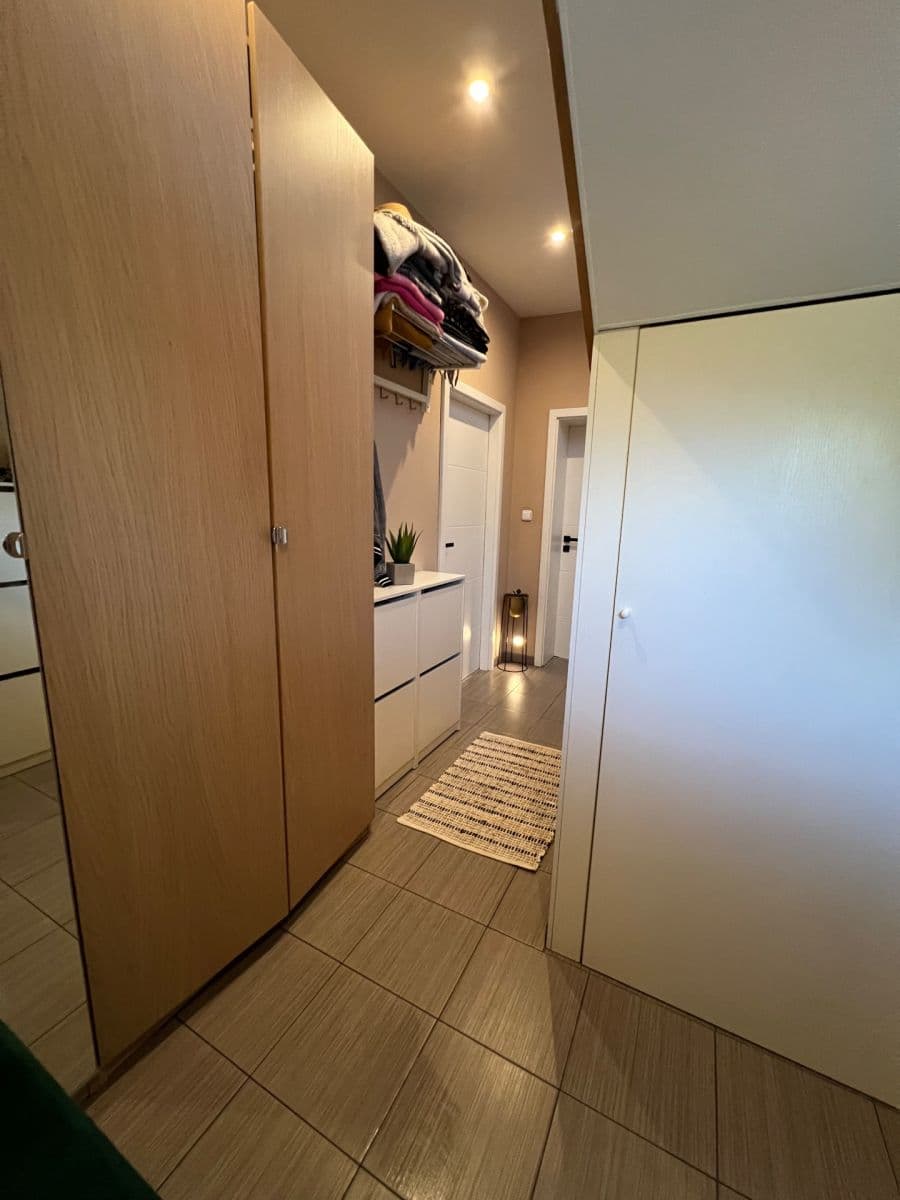 Predaj bytu 5-izbový 159 m², Kostelecká, Mratín, Středočeský kraj Predaj bytu 5-izbový 159 m², Kostelecká, Mratín, Středočeský kraj