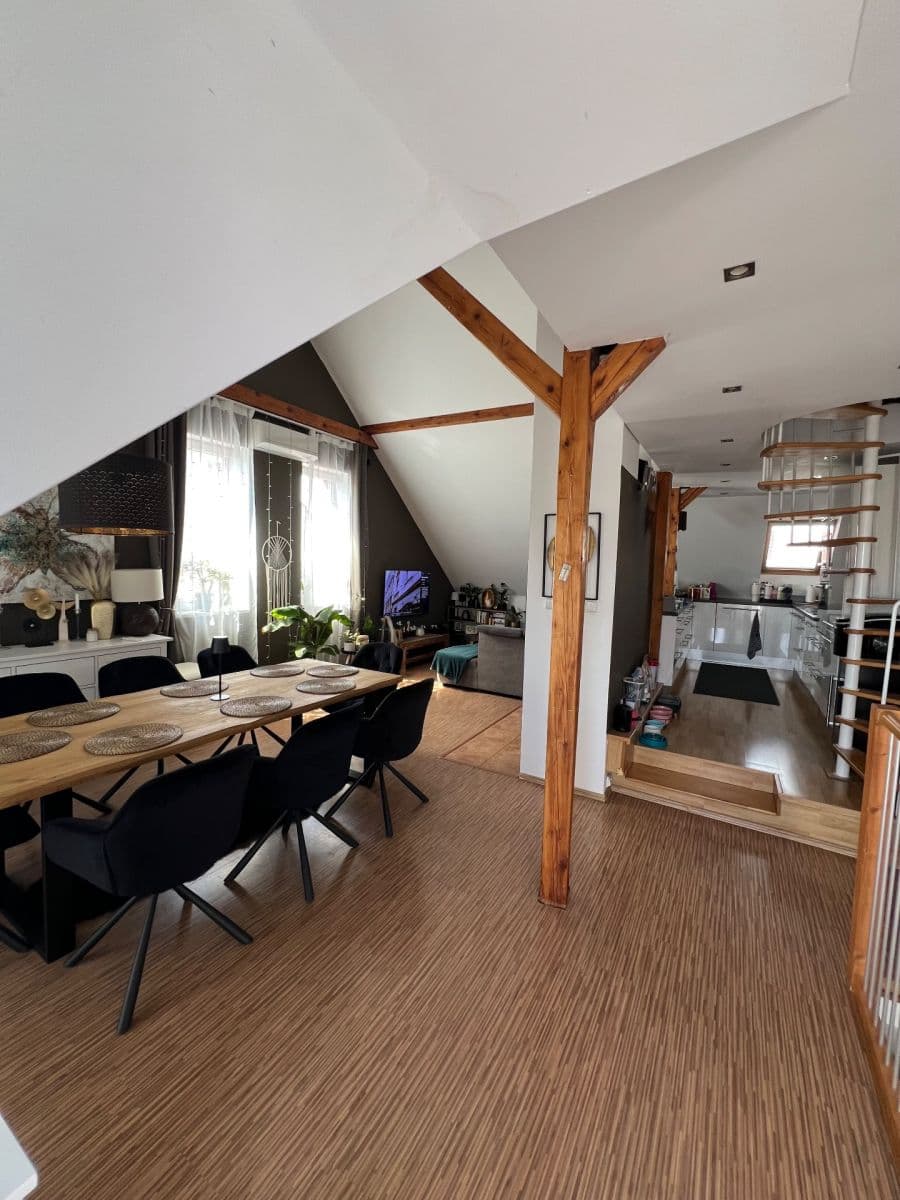 Predaj bytu 5-izbový 159 m², Kostelecká, Mratín, Středočeský kraj Predaj bytu 5-izbový 159 m², Kostelecká, Mratín, Středočeský kraj