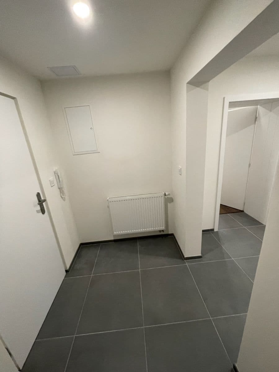 Prenájom bytu 2-izbový 69 m², Chomutice, Královéhradecký kraj Prenájom bytu 2-izbový 69 m², Chomutice, Královéhradecký kraj