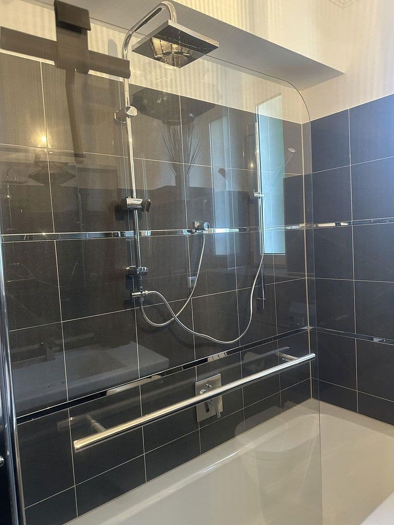 Prenájom bytu 3-izbový 85 m², Bergische-Landstr.262, Düsseldorf, Severné Porýnie - Westfálsko Prenájom bytu 3-izbový 85 m², Bergische-Landstr.262, Düsseldorf, Severné Porýnie - Westfálsko