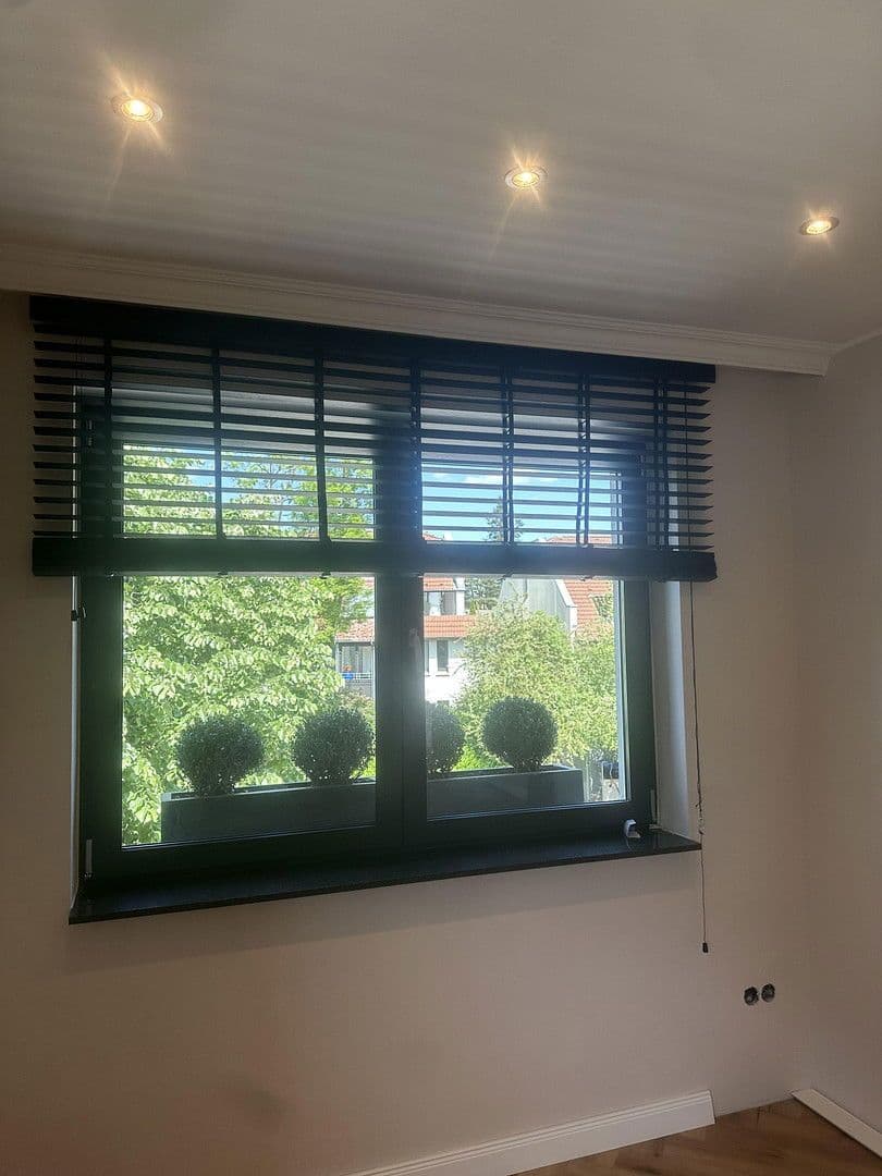 Prenájom bytu 3-izbový 85 m², Bergische-Landstr.262, Düsseldorf, Severné Porýnie - Westfálsko Prenájom bytu 3-izbový 85 m², Bergische-Landstr.262, Düsseldorf, Severné Porýnie - Westfálsko