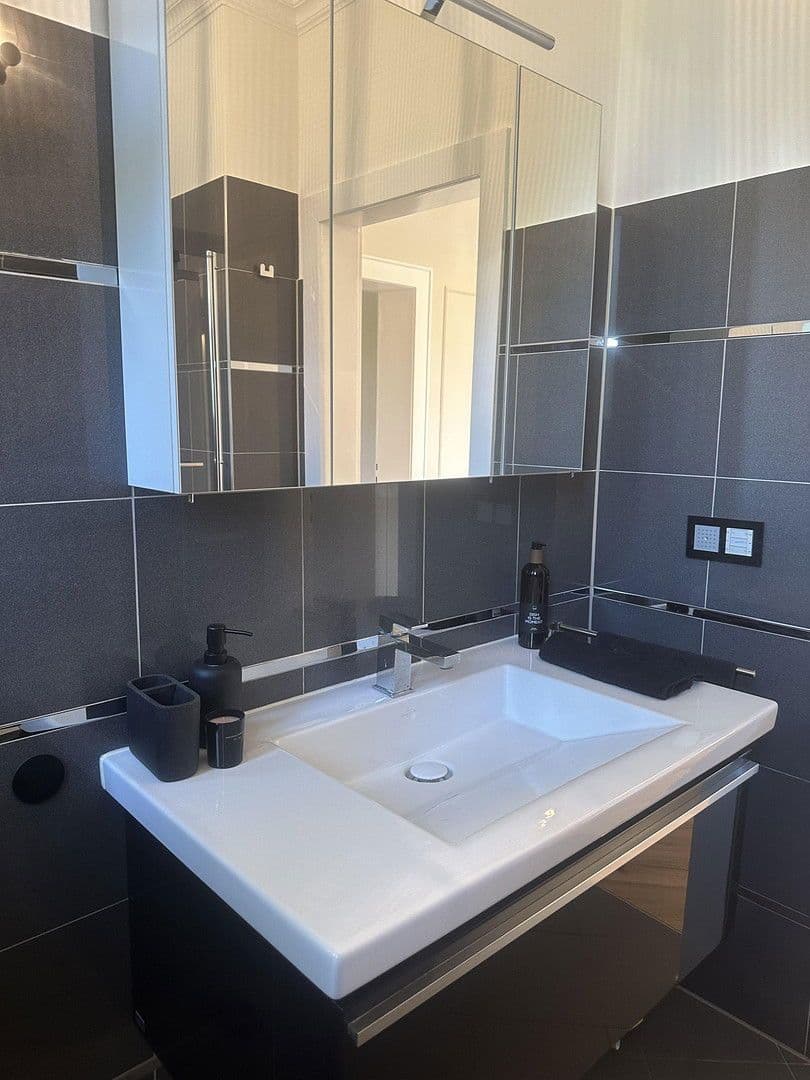 Prenájom bytu 3-izbový 85 m², Bergische-Landstr.262, Düsseldorf, Severné Porýnie - Westfálsko Prenájom bytu 3-izbový 85 m², Bergische-Landstr.262, Düsseldorf, Severné Porýnie - Westfálsko