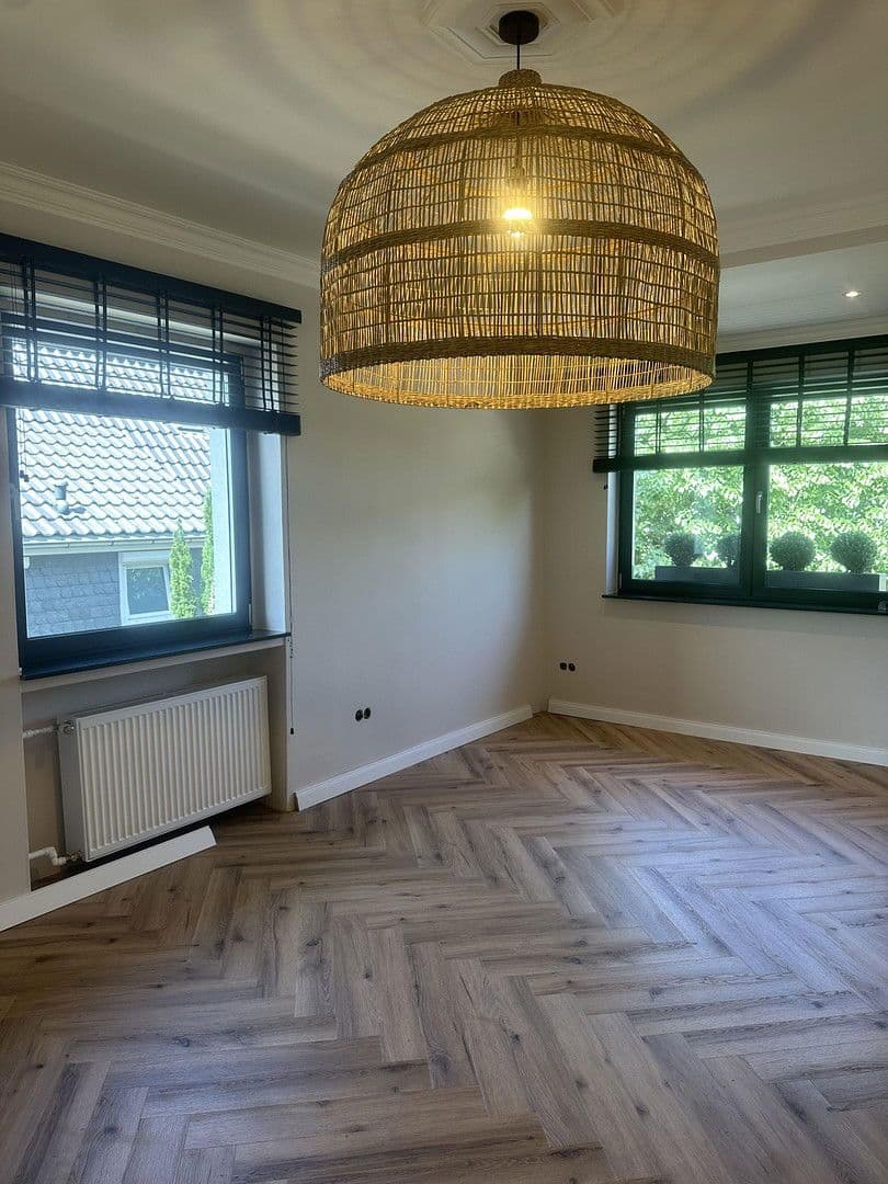 Prenájom bytu 3-izbový 85 m², Bergische-Landstr.262, Düsseldorf, Severné Porýnie - Westfálsko Prenájom bytu 3-izbový 85 m², Bergische-Landstr.262, Düsseldorf, Severné Porýnie - Westfálsko