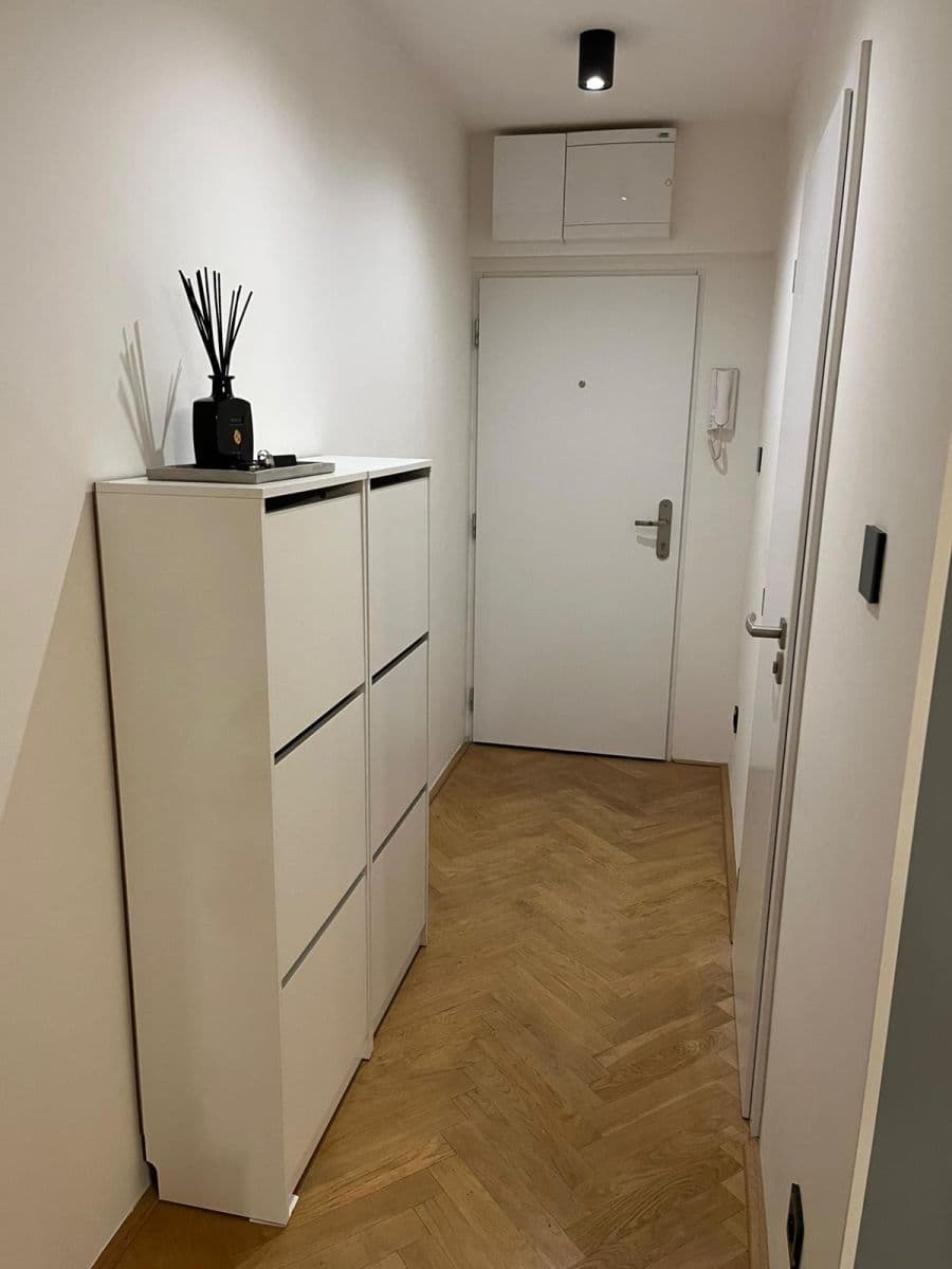 Prenájom bytu 3-izbový 60 m², Nekvasilova, Praha, Praha Prenájom bytu 3-izbový 60 m², Nekvasilova, Praha, Praha