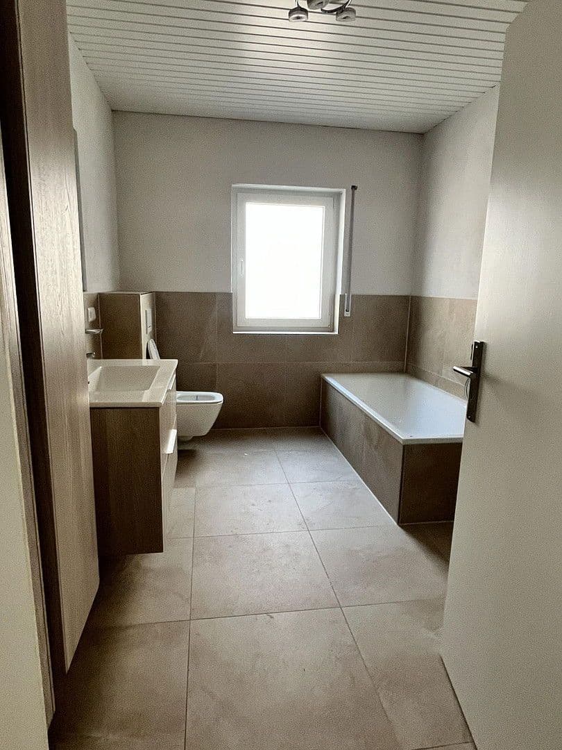 Prenájom bytu 4-izbový 127 m², Römerberg, Porýnie-Falcko Prenájom bytu 4-izbový 127 m², Römerberg, Porýnie-Falcko