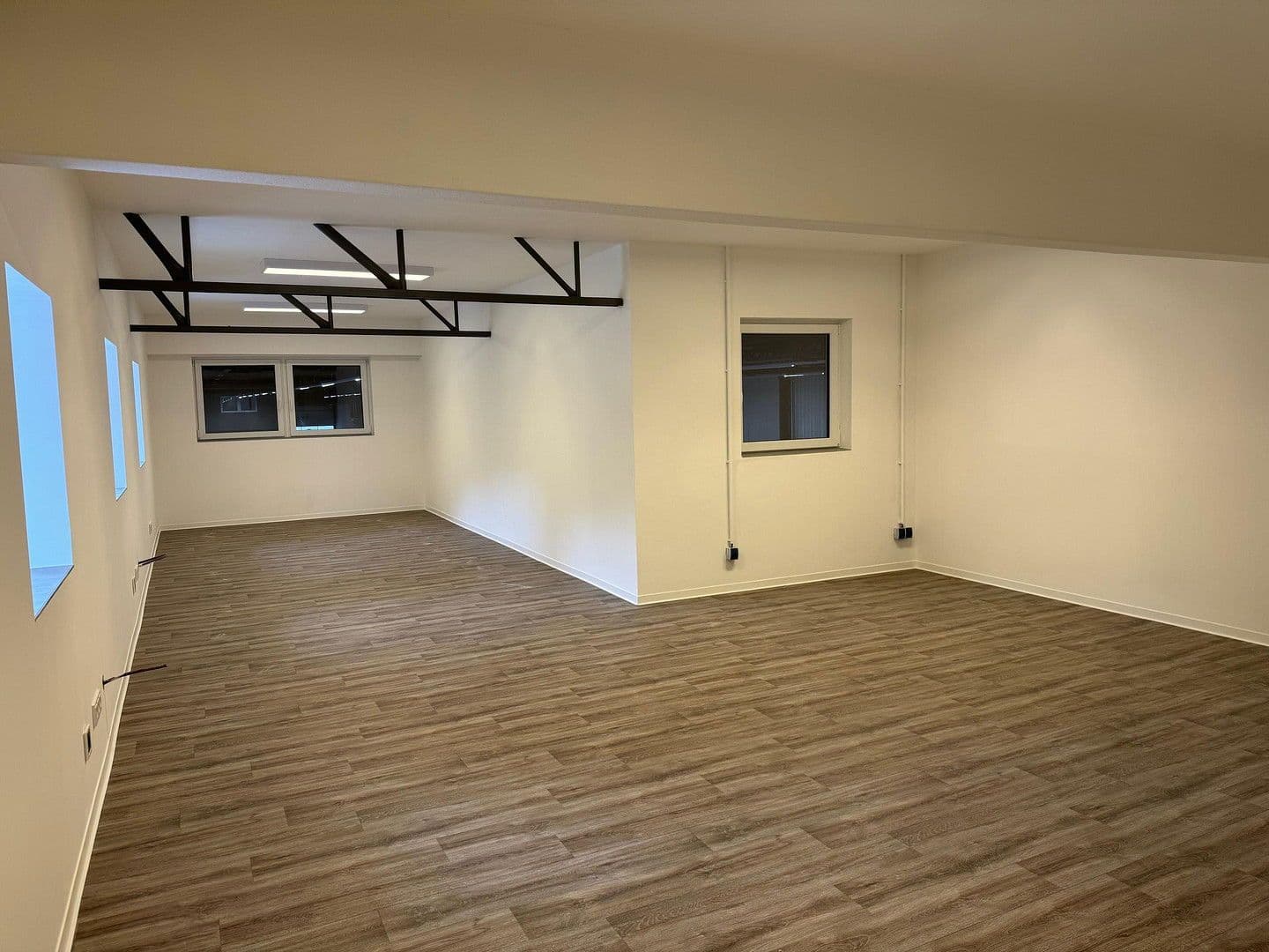 Prenájom nebytového priestoru 1.366 m², Dohna, Sasko Prenájom nebytového priestoru 1.366 m², Dohna, Sasko
