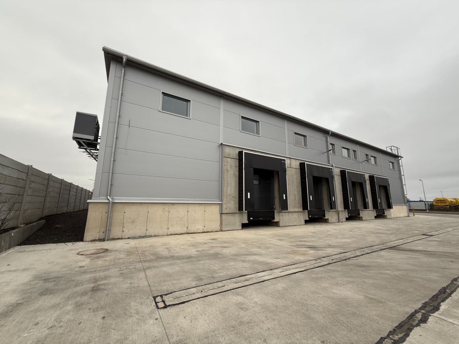 Prenájom nebytového priestoru 998 m², Tlustice, Středočeský kraj Prenájom nebytového priestoru 998 m², Tlustice, Středočeský kraj