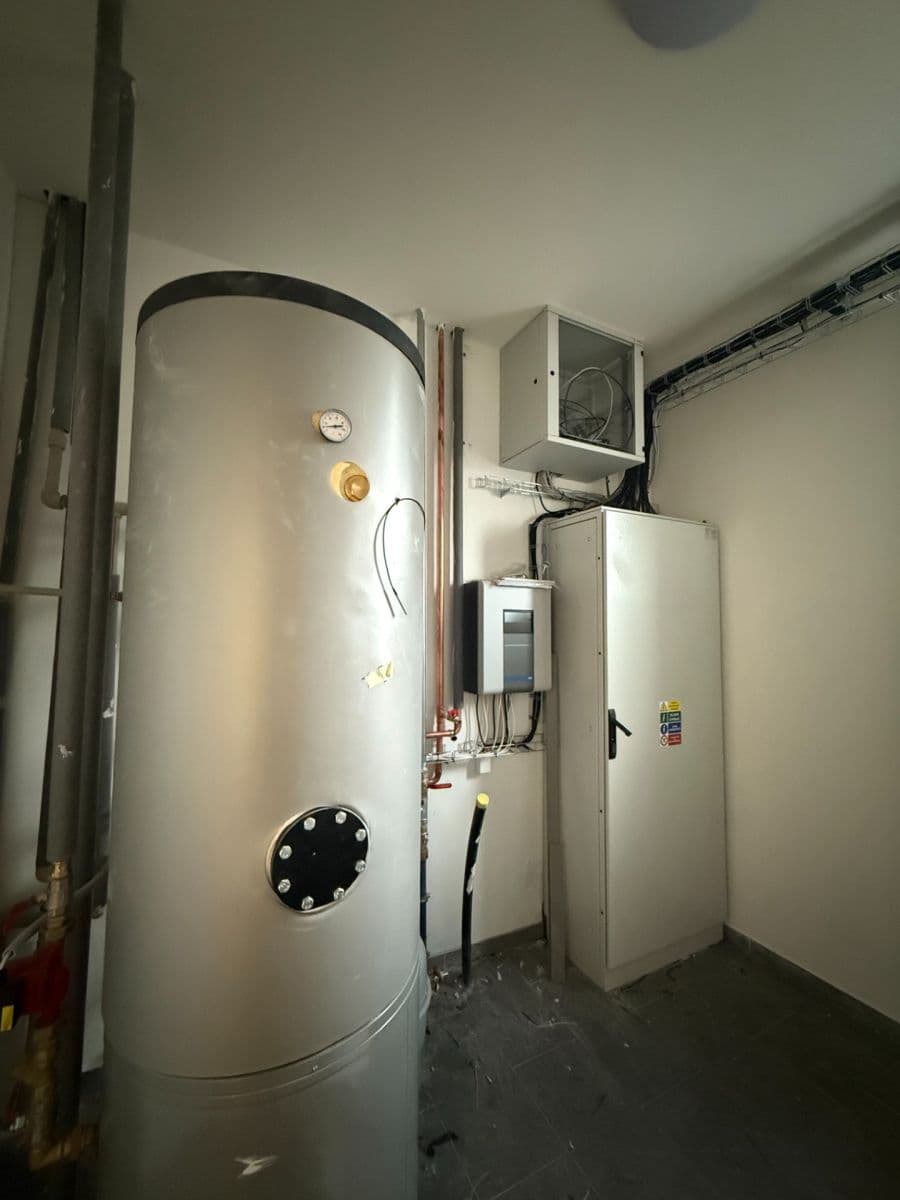 Prenájom nebytového priestoru 998 m², Tlustice, Středočeský kraj Prenájom nebytového priestoru 998 m², Tlustice, Středočeský kraj