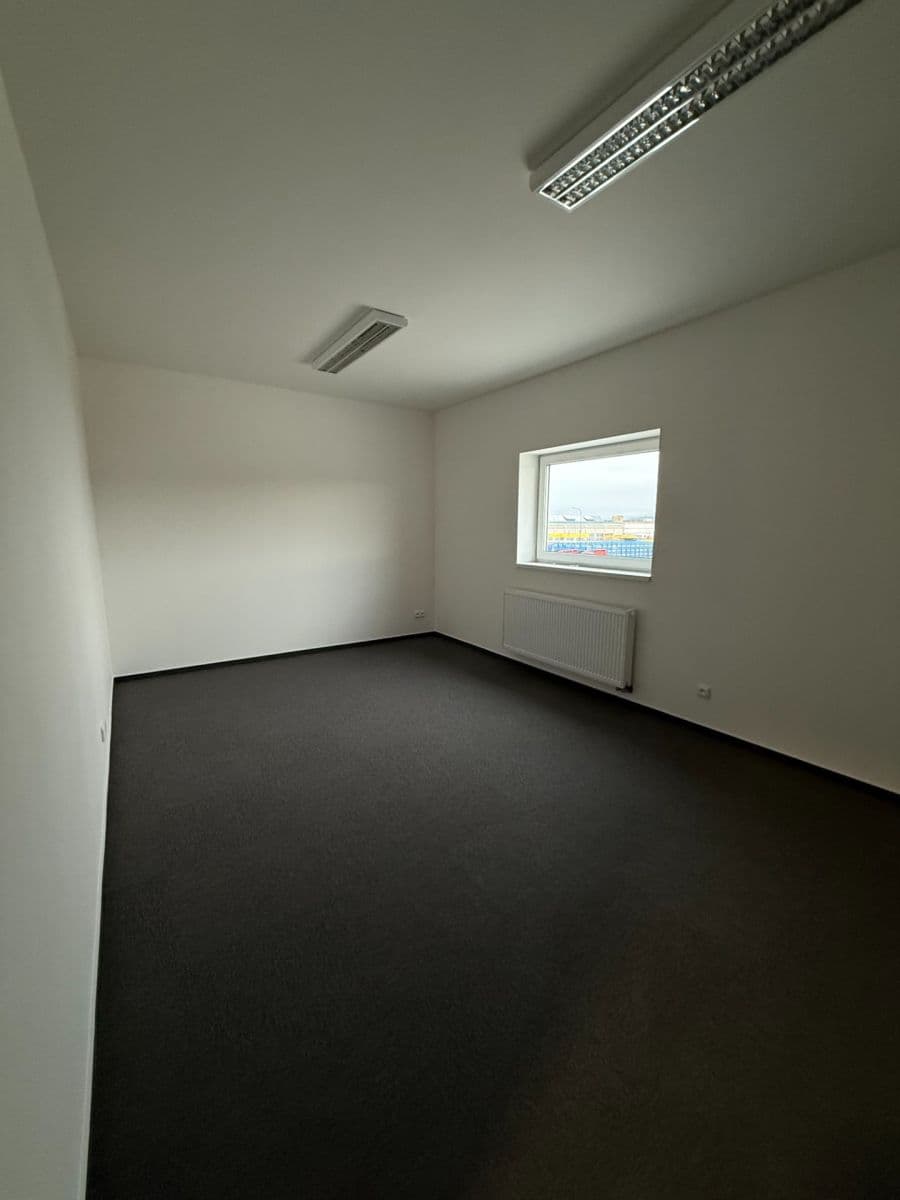 Prenájom nebytového priestoru 998 m², Tlustice, Středočeský kraj Prenájom nebytového priestoru 998 m², Tlustice, Středočeský kraj