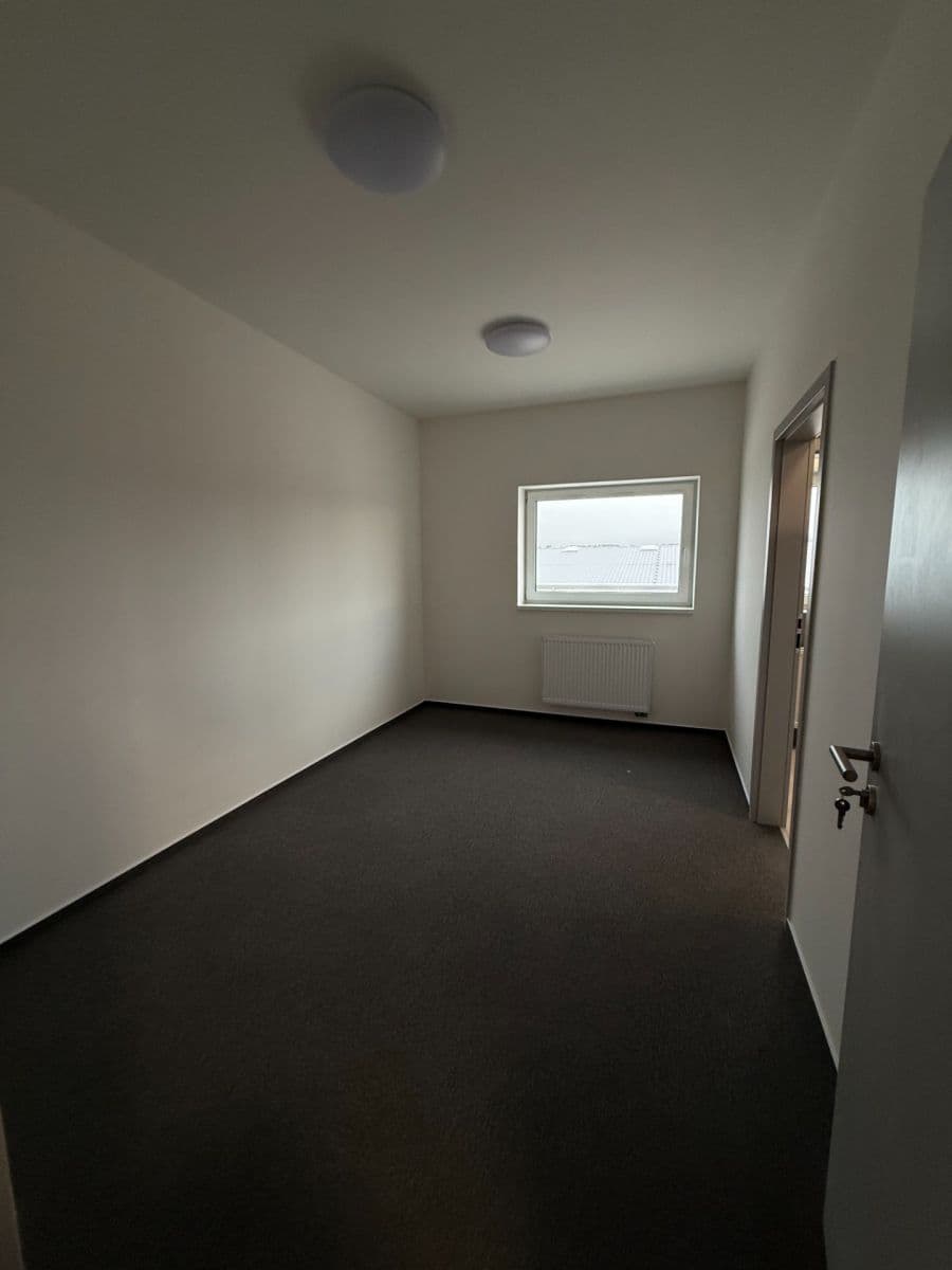 Prenájom nebytového priestoru 998 m², Tlustice, Středočeský kraj Prenájom nebytového priestoru 998 m², Tlustice, Středočeský kraj