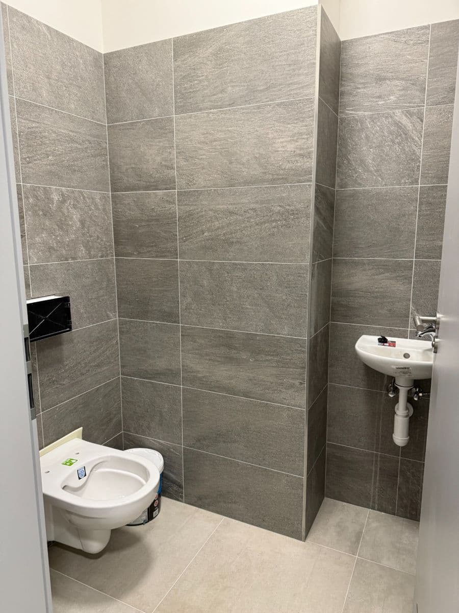 Prenájom nebytového priestoru 998 m², Tlustice, Středočeský kraj Prenájom nebytového priestoru 998 m², Tlustice, Středočeský kraj