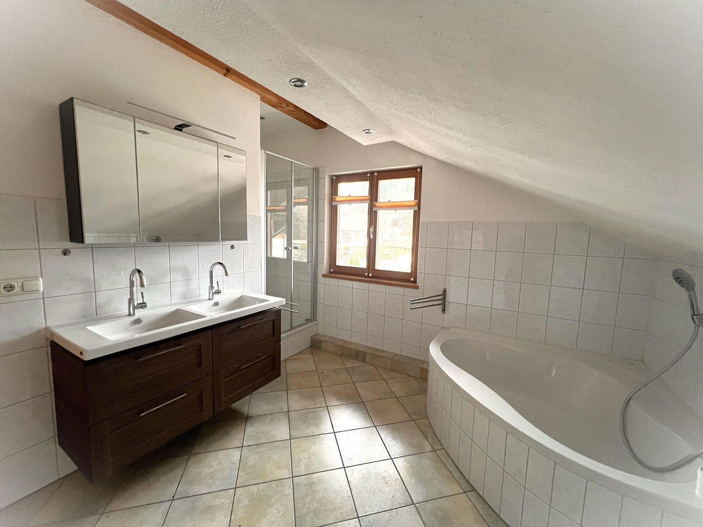 Predaj bytu 2-izbový 70 m², Irschenberg, Bavorsko Predaj bytu 2-izbový 70 m², Irschenberg, Bavorsko