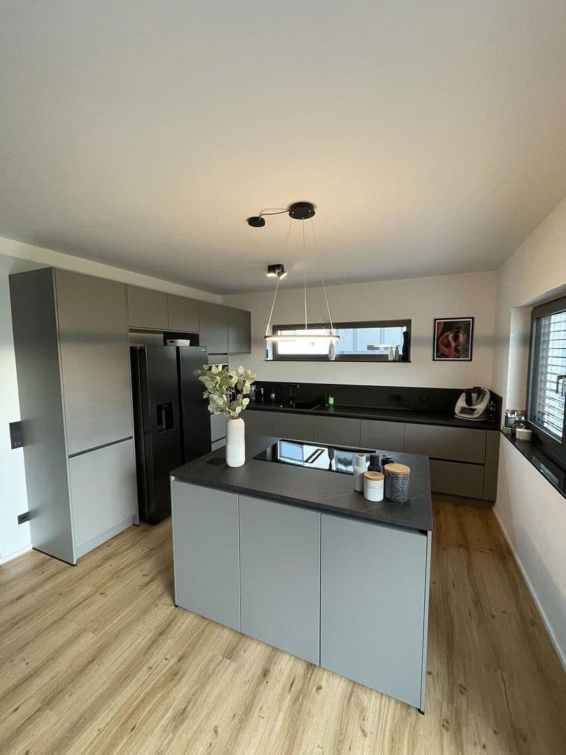 Prenájom bytu 4-izbový 142 m², Bad Vilbel, Hesensko Prenájom bytu 4-izbový 142 m², Bad Vilbel, Hesensko