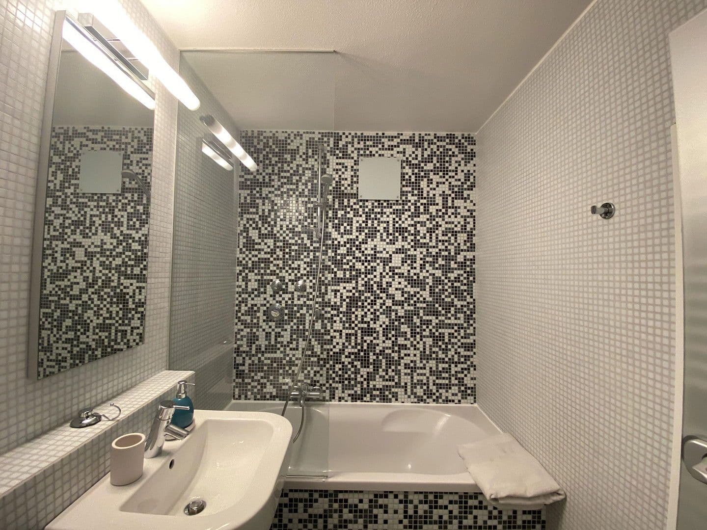 Prenájom bytu 1-izbový 45 m², München, Bavorsko Prenájom bytu 1-izbový 45 m², München, Bavorsko