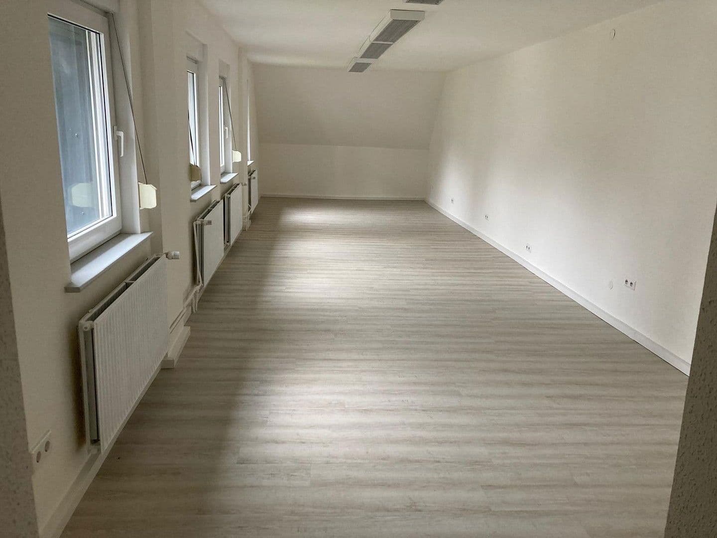 Prenájom nebytového priestoru 1.115 m², Siegen, Severné Porýnie - Westfálsko Prenájom nebytového priestoru 1.115 m², Siegen, Severné Porýnie - Westfálsko