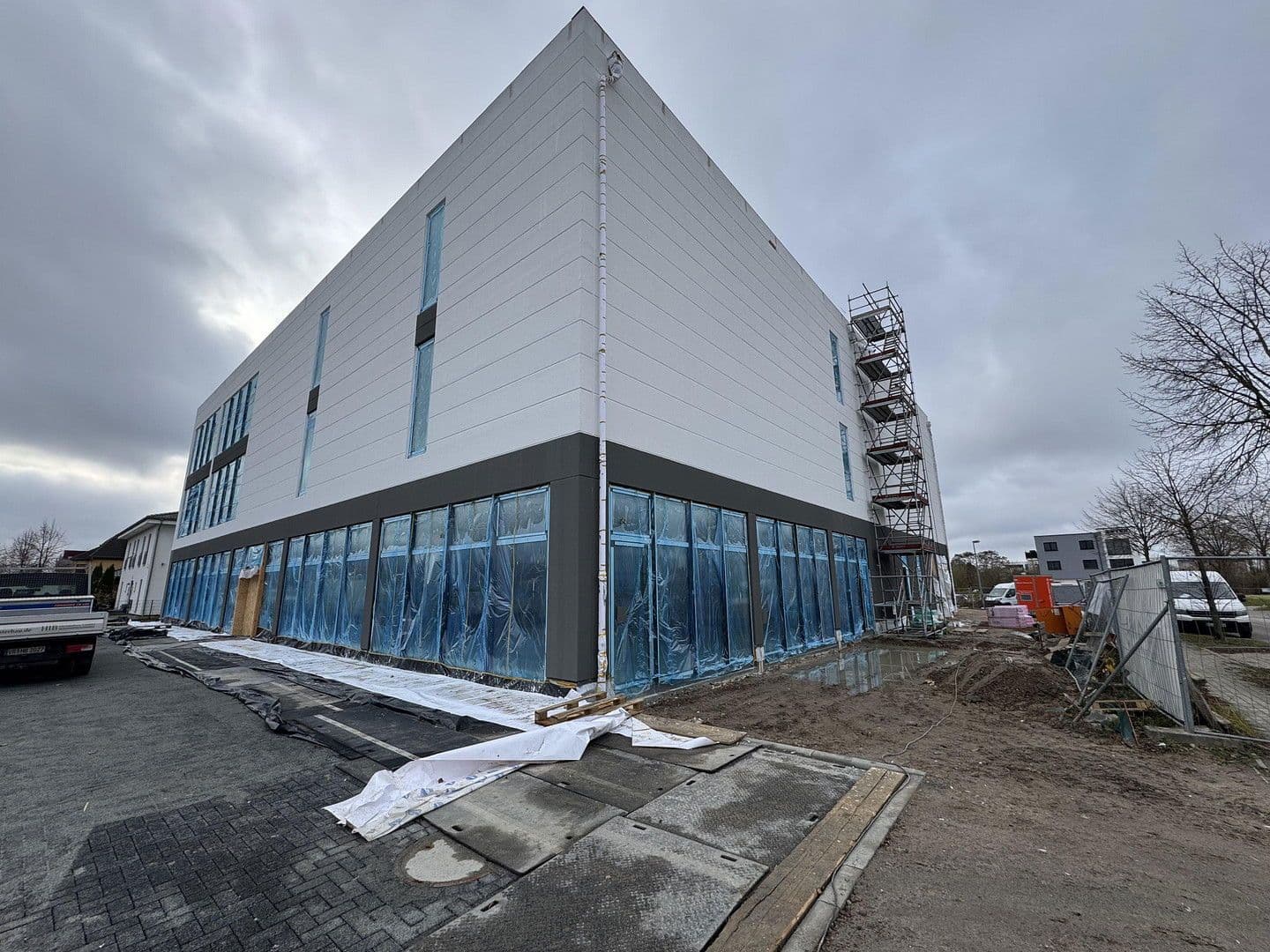 Prenájom nebytového priestoru 3.000 m², Rostock, Meklenbursko-Predpomoransko Prenájom nebytového priestoru 3.000 m², Rostock, Meklenbursko-Predpomoransko